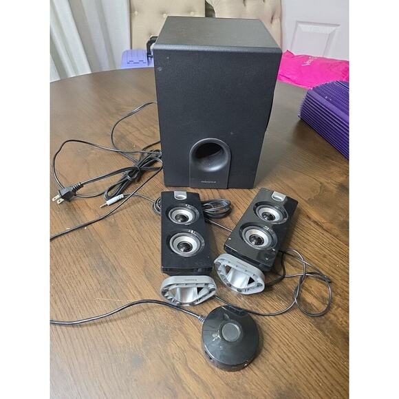 Cyber Acoustics 2.1 Subwoofer Speaker System with 30Watts of Power - Picture 1 of 16